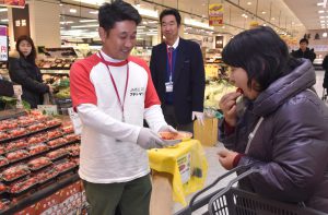 店頭で自慢の「赤美味」をPRする生産者(左)