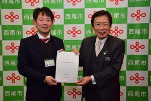 西尾市の中村市長（左）に要望書を手渡すＪＡの名倉組合長（右） 