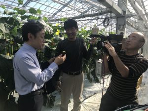 石井正則さん(左)のインタビューを受ける生産者の下村堅二さん(中央)