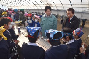 児童と交流する名倉組合長(右)、中村市長(中央)