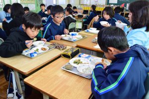 笑顔で給食を楽しむ花ノ木小の児童ら