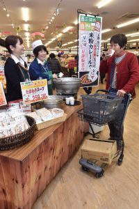 Aコープ店頭で試食販売会