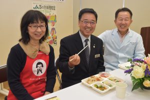 試食する齋藤専務(中央)と宮本氏(右)、朝岡部長(左)