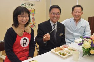 試食する齋藤専務（中央）と宮本氏（右）、朝岡部長（左）