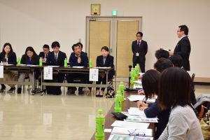 小学校で授業を行った感想を話す農家