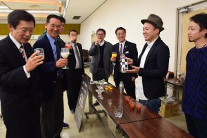 「sakushima ~咲島~」のカクテルを味わう参加者ら