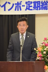 就任あいさつする山本新組合長