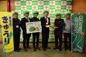 中村市長（右３人目）に寄贈品を手渡す平井部会長（右２人目）らキュウリ生産者