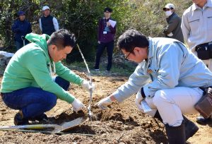 定植について県の担当者から説明を受ける受講生(左) 