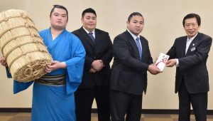 右から順に、目録を手渡す名倉組合長、佐ノ山さん、秀ノ山さん、竜虎関