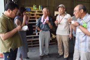 市川講師(中央)と交流する卒講生ら