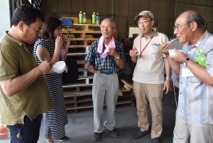 市川講師（中央）と交流する卒講生ら